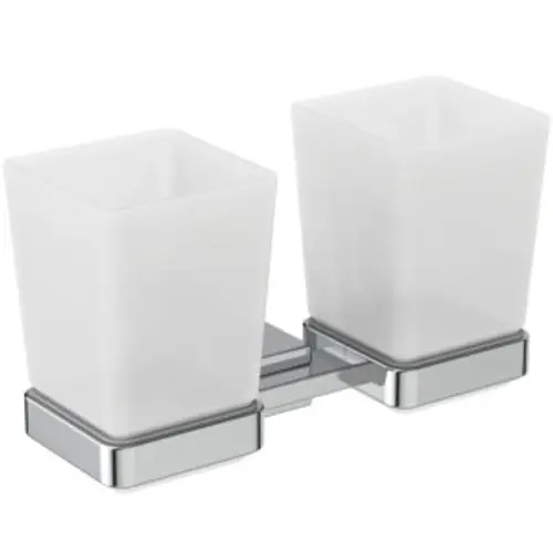 Zwei quadratische Gläser mit einer chromfarbenen Halterung, entworfen von Ideal Standard, zur Benutzung im Badezimmer oder für Trinkzwecke.